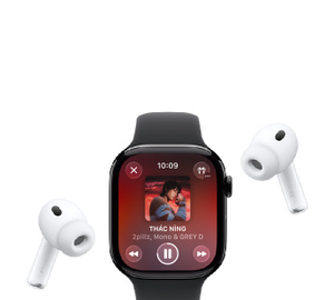 Apple Watch gắn Dây Đeo Thể Thao, màn hình hiển thị cửa sổ đang phát của Apple Music, ảnh bìa album, các nút điều khiển phát nhạc; tai nghe không dây AirPods Pro