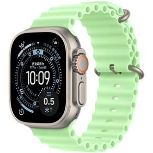 Apple Watch Ultra 3，展示 49 毫米原色钛金属表壳，搭配绿色海洋表带。