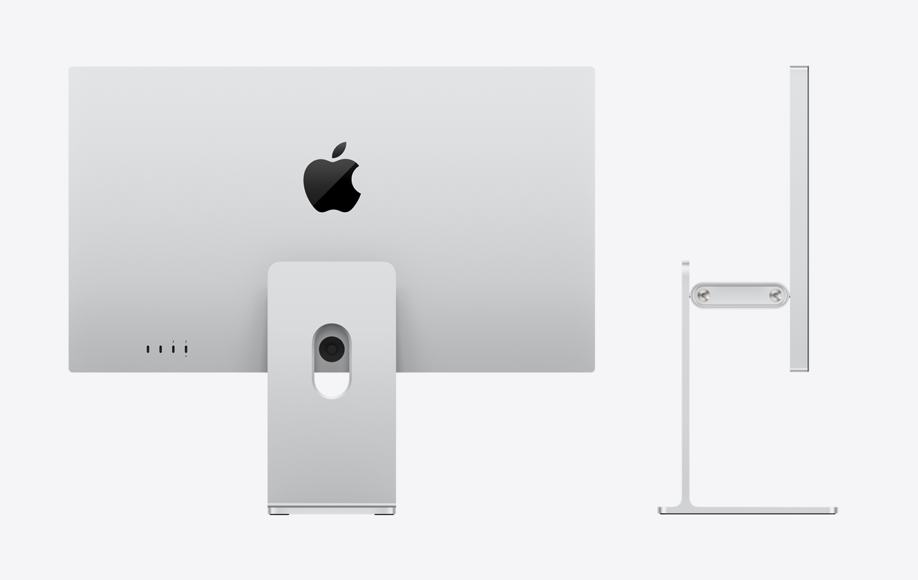 Studio Display XDR i sølv sett fra baksiden med et stativ montert nederst under en blank svart Apple-logo i midten, med to Thunderbolt 5-porter og to USB-C-porter nede til venstre og en strømport i midten nederst, med utskjæring til kabler i stativet. Skjermen sett fra siden koblet til et stativ med vinkel- og høydejustering