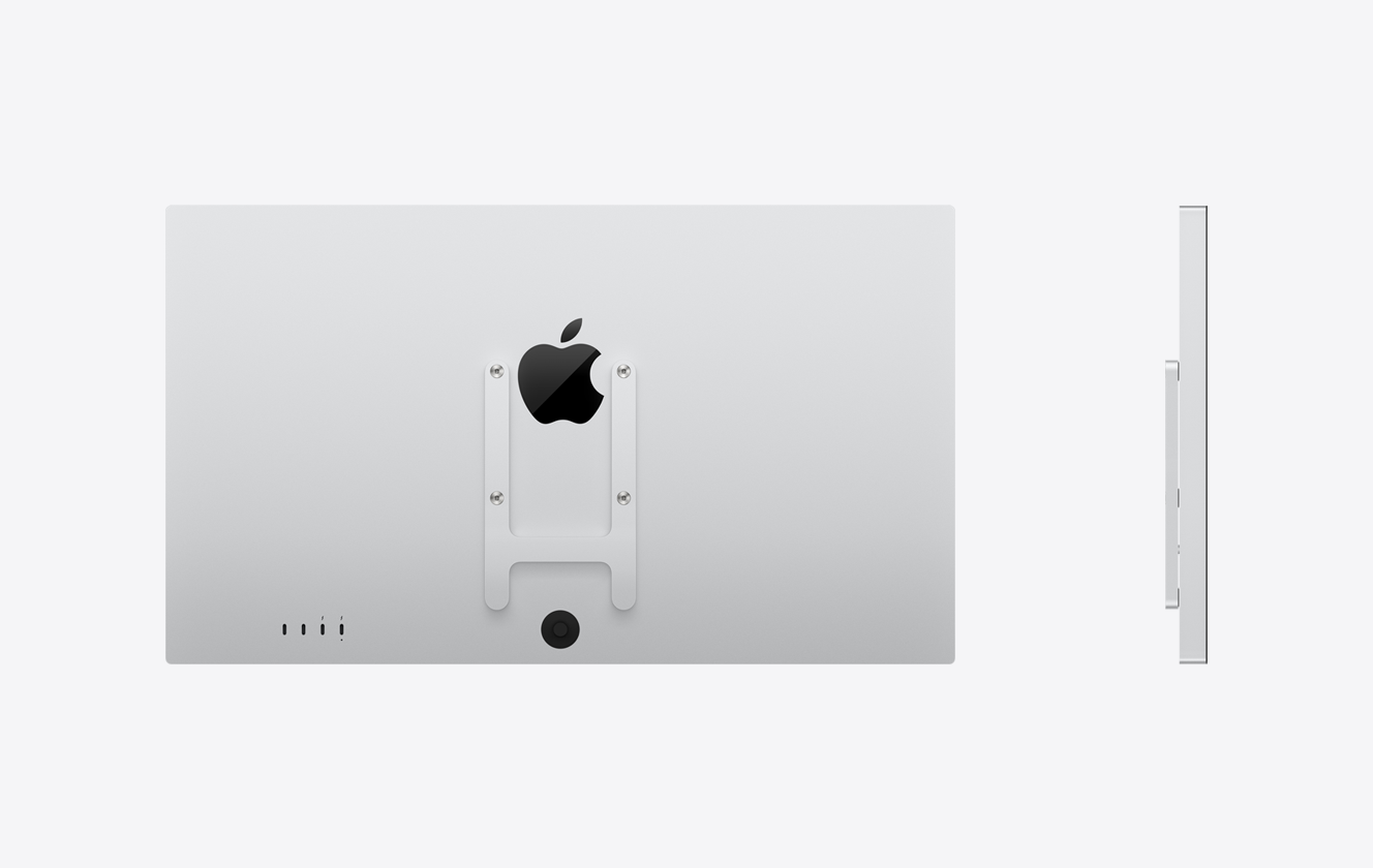 Studio Display XDR med VESA-adapter i sølv sett fra baksiden med en blank svart Apple-logo i midten, med to Thunderbolt 5-porter og to USB-C-porter nede til venstre og en strømport i midten nederst. Skjermen sett fra siden uten stativ, montert på en lav VESA-adapter