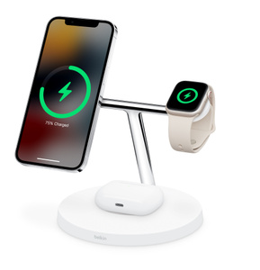 Vinklet bilde av laderen med en iPhone, Apple Watch og et trådløst ladeetui for AirPods.
