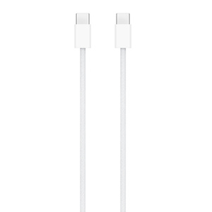 Örgü tasarımlı kablonun her iki ucundaki USB-C konnektörlerin yakından görünümü.