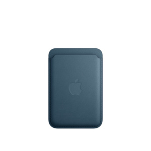Vue avant d’un porte-cartes en tissage fin avec MagSafe bleu Pacifique pour iPhone, montrant l’ouverture pour carte sur le dessus et le logo Apple au centre.