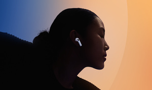 Una persona en movimiento con los AirPods 4 puestos