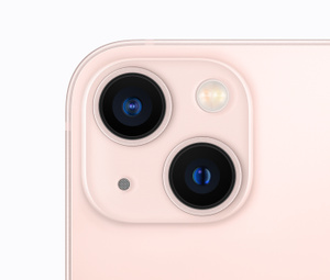 iPhone 13’teki Geniş ve Ultra Geniş kameralara sahip gelişmiş çift kamera sisteminin yakın çekim görünümü.