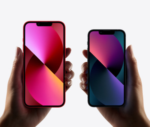 LâiPhoneÂ 13 de 6,1Â pouces et lâiPhoneÂ 13 mini de 5,4Â pouces placÃ©s cÃ´te Ã  cÃ´te pour comparer la taille.