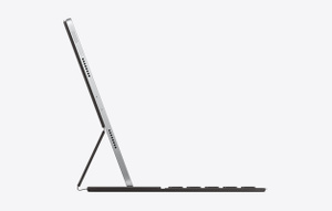 Sidevisning av iPad&nbsp;Pro festet til Smart&nbsp;Keyboard&nbsp;Folio som er vinklet for skriving og visning.