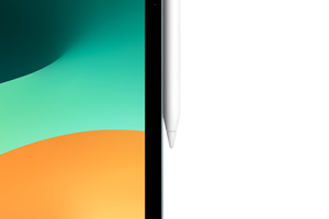 Apple Pencil magnetically attached to iPad