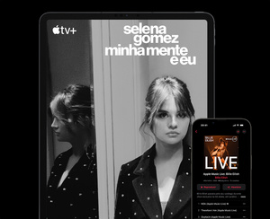 Imagem da parte da frente de um iPad mostrando conte&uacute;do do Apple TV Plus e de um iPhone mostrando conte&uacute;do do Apple Music.