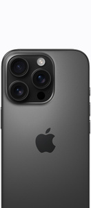 Parte de trás do iPhone 16 Pro em titânio preto com sistema de câmera Pro e o logotipo da Apple no centro.