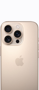 Parte de trás do iPhone 16 Pro em titânio-deserto com cantos arredondados na parte superior e o sistema de câmera Pro que mostra as três câmeras, flash, microfone e Scanner LiDAR.