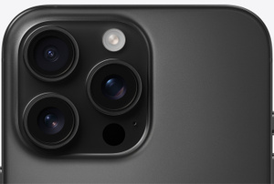 Parte de tr&aacute;s do iPhone 16 Pro Max em tit&acirc;nio preto com cantos arredondados na parte superior e o sistema de c&acirc;mera Pro que mostra as tr&ecirc;s c&acirc;meras, flash, microfone, Scanner LiDAR.