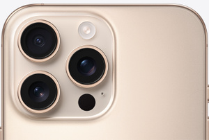 Parte de tr&aacute;s do iPhone 16 Pro Max em tit&acirc;nio-deserto com cantos arredondados na parte superior e o sistema de c&acirc;mera Pro que mostra as tr&ecirc;s c&acirc;meras, flash, microfone e Scanner LiDAR.