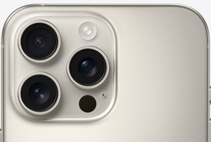 Parte de tr&aacute;s do iPhone 16 Pro Max em tit&acirc;nio natural com cantos arredondados na parte superior e o sistema de c&acirc;mera Pro que mostra as tr&ecirc;s c&acirc;meras, flash, microfone, Scanner LiDAR.