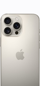 Parte de tr&aacute;s do iPhone 16 Pro Max em tit&acirc;nio natural com sistema de c&acirc;mera Pro e o logotipo da Apple no centro.
