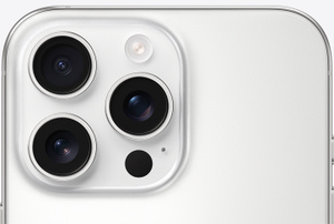 Parte de tr&aacute;s do iPhone 16 Pro Max em tit&acirc;nio branco com cantos arredondados na parte superior e o sistema de c&acirc;mera Pro que mostra as tr&ecirc;s c&acirc;meras, flash, microfone, Scanner LiDAR.