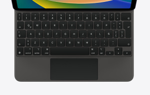 Vista desde arriba de un Magic Keyboard negro, se muestran las teclas y el trackpad integrado.