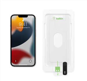 保护膜、EasyAlign 贴纸和除尘粘纸一起放在包装内，旁边有一部 iPhone。