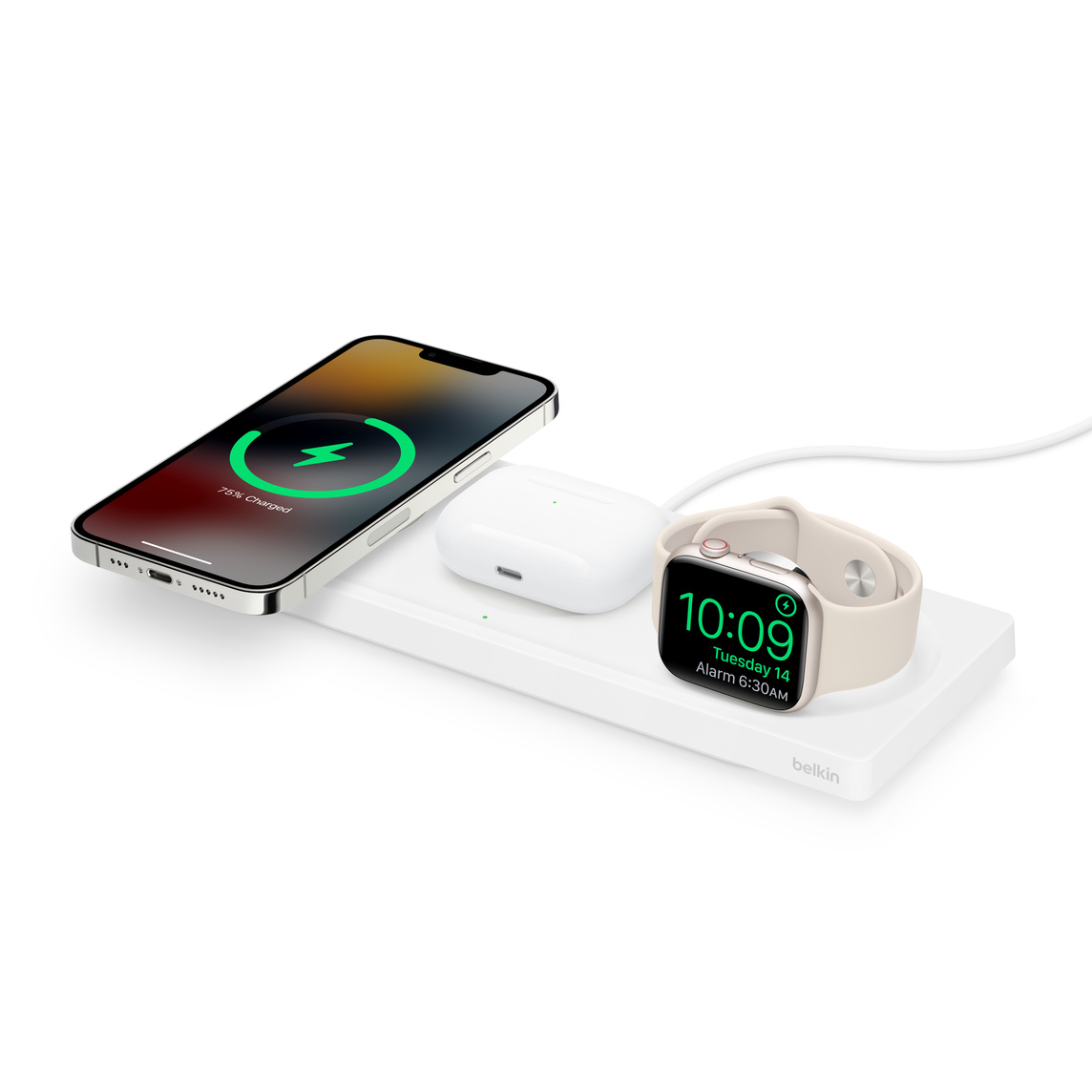 Belkin Boost Charge Pro 三合一 MagSafe 無線充電板可同時為你的 iPhone、適用於 AirPods 的無線充電盒及 Apple Watch 進行充電。