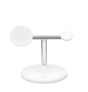 Belkin 支架，左侧为 iPhone MagSafe 充电板，右侧为 Apple Watch 磁性充电器，底部中央为无线充电板