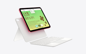 2단 분리형 디자인으로 후면 패널에 각도 조절식 스탠드가 달려 있는 Magic Keyboard Folio에 부착한 iPad를 비스듬하게 바라본 모습.