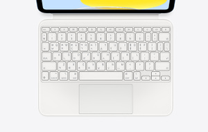 키와 내장 트랙패드가 보이도록 열어놓은 Magic Keyboard Folio와 iPad를 위에서 내려다본 모습.