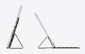 iPad 모델 두 개를 서로 등지도록 Smart Keyboard에 부착하고, 영화 감상과 타이핑에 편한 두 가지 각도로 기울여놓고 옆에서 바라본 모습.