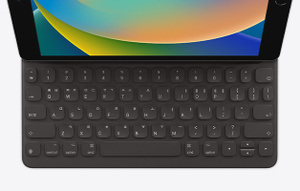 iPad를 Smart Keyboard에 부착하고 키가 보이도록 위에서 내려다본 모습.